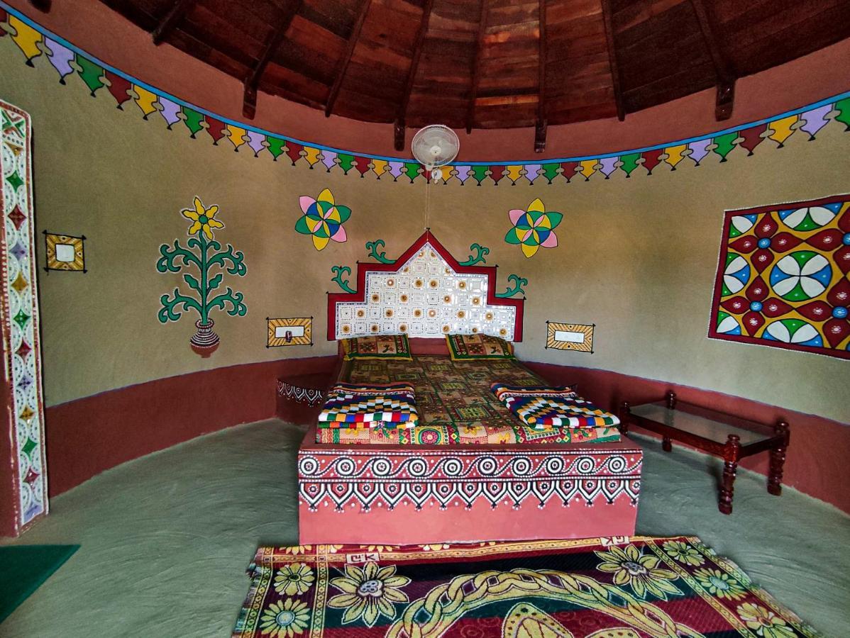 Hotel Royal King Dhordo Esterno foto