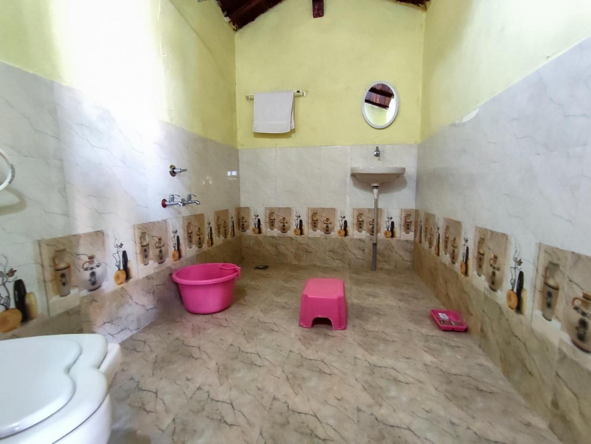 Hotel Royal King Dhordo Esterno foto
